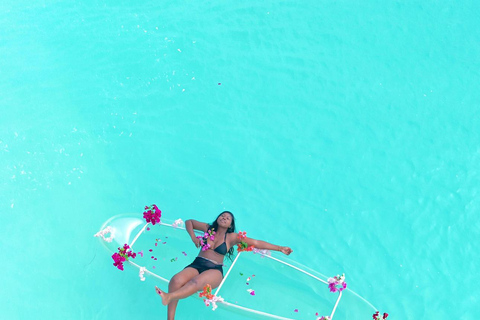 spiaggia di kendwa; un kayak trasparente e trasparenteKayak trasparente con la fotografia del drone