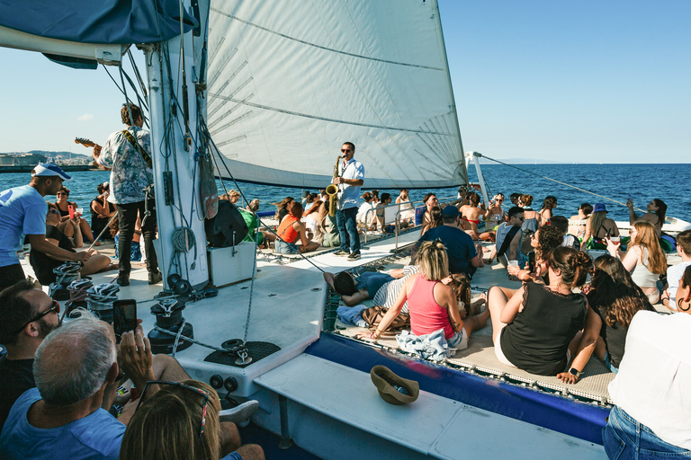 Barcelona: Segla med katamaran i solnedgången med livemusikBarcelona: Katamaransegling vid solnedgången med livemusik