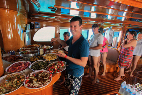 Hurghada: Luxury Red Sea Cruise with Snorkel, Dive & Buffet Snorkeling with Lunch & Transfers