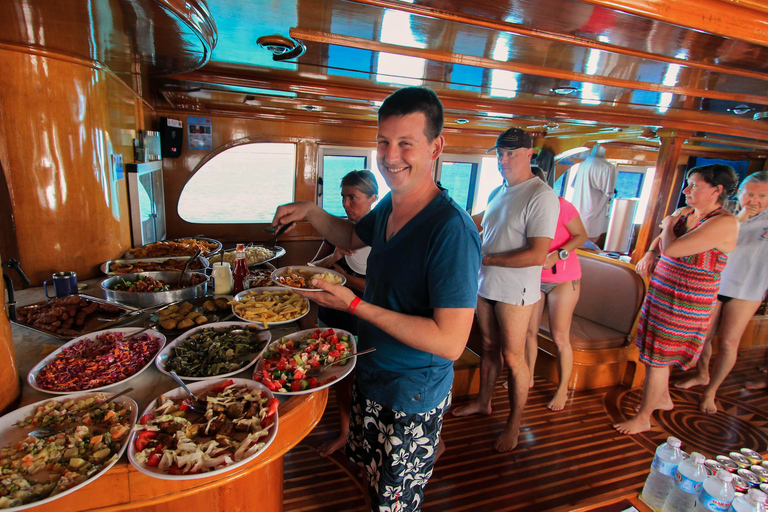 Hurghada: Luxury Red Sea Cruise with Snorkel, Dive & Buffet Snorkeling with Lunch & Transfers
