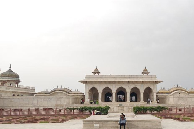 Depuis Delhi : visite privée du Tajmahal Sunrise et d&#039;Agra en voitureseulement voiture ac avec chauffeur et visite guidée privée en direct seulement