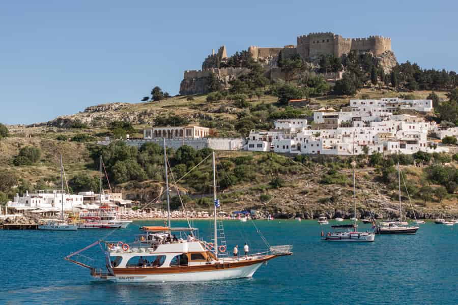 Lindos: Rhodos Süd-Ost-Küste Kreuzfahrt mit Badestopps. Foto: GetYourGuide