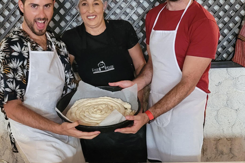 Cours de cuisine traditionnelle bosniaque à MostarCours de maître sur les bureks : Rouler, remplir, cuire