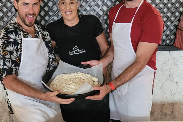 Clase de cocina tradicional bosnia en MostarClase Magistral de Burek: Enrollar, Rellenar, Hornear