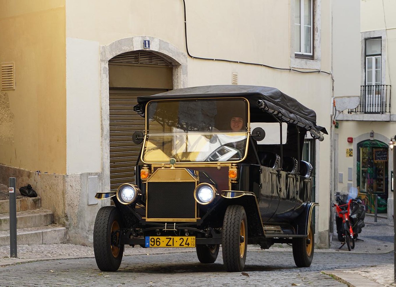 Lissabon: Privat sightseeingtur i en vintage tuk tuk