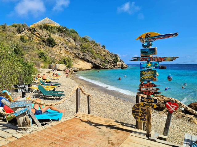 Curacao: Private Hidden Bays & Shipwreck Snorkeling Tour