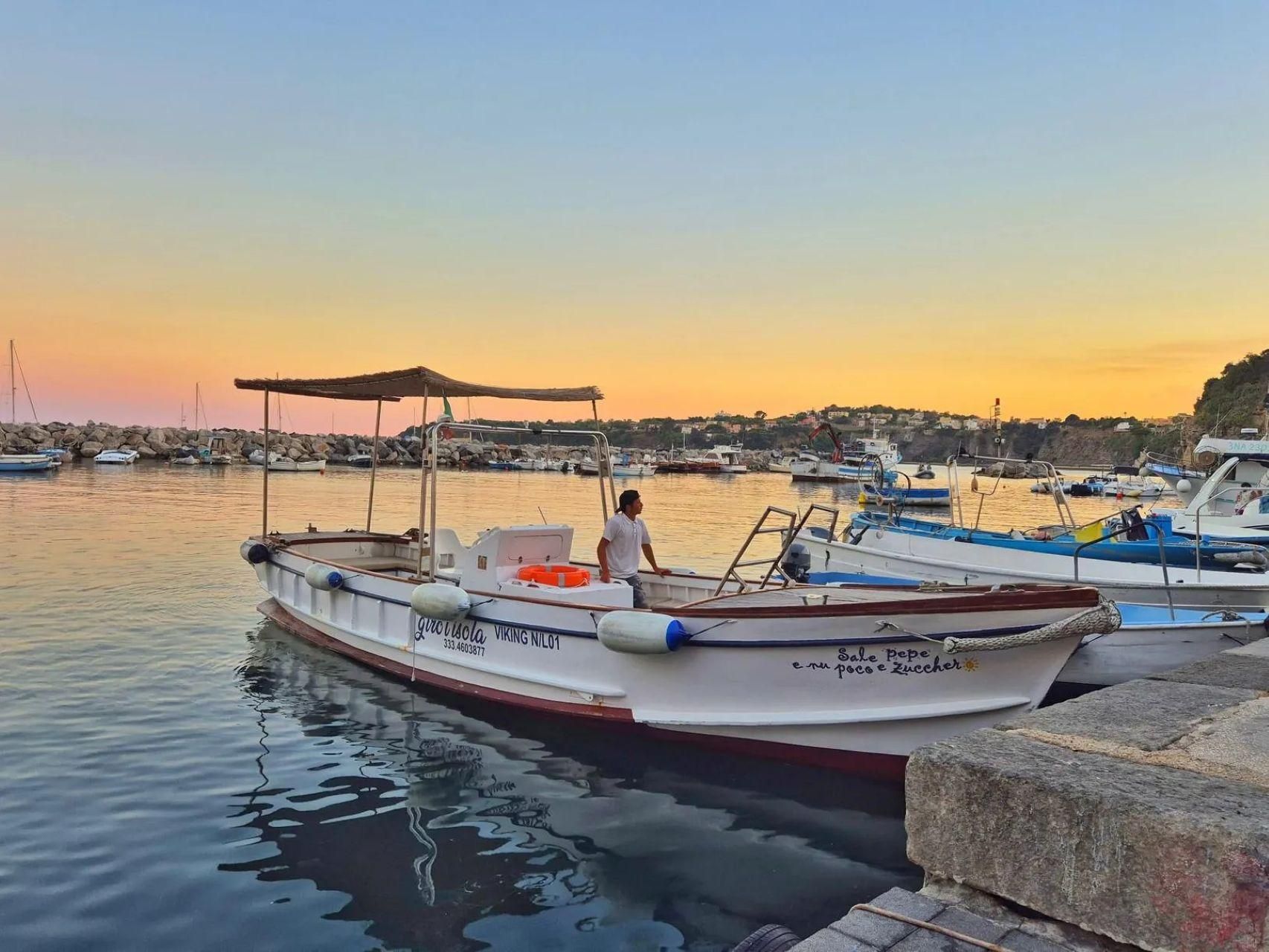 Procida: Romantische und stimmungsvolle Bootsfahrt bei Sonnenuntergang mit Skipper und Aperitif