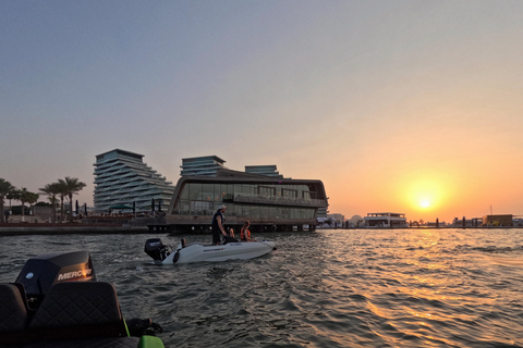 Tour de áudio pela Ilha Yas, condução própria guiada em grupo, fácil e divertidoSeaRay 25 FT • Com o capitão Bayside • Perfeito para até 6 pessoas