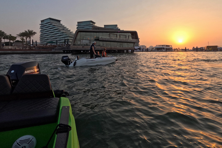 Tour de áudio pela Ilha Yas, condução própria guiada em grupo, fácil e divertidoSeaRay 25 FT • Com o capitão Bayside • Perfeito para até 6 pessoas