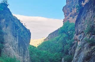 Sierra Nevada: Wanderung mit Wasserfällen, Höhlen und Brücken mit Mittagessen