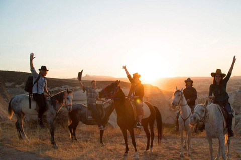 Excursion d'une journée en Cappadoce + randonnée à cheval et nuit turque