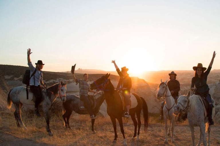 Excursion d'une journée en Cappadoce + randonnée à cheval et nuit turqueTour de la Cappadoce,Cheval,Nuit,Espagnol,Portugais,Italien