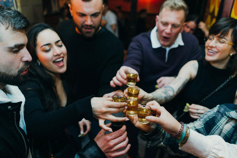 Budapest - en rolig barrunda Tipsy Tour Rolig barrunda med en lokal guideBudapest: Tipsy Tour Fun Bar Crawl med en lokal