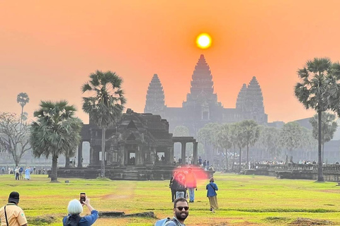 Siem Reap: Angkor Wat Sunrise & Bayon Private Tour
