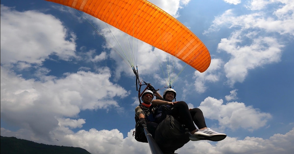 Best Family & Friend Day Trips and Activities in Vietnam 26 Hanoi Sky Tour: Paragliding