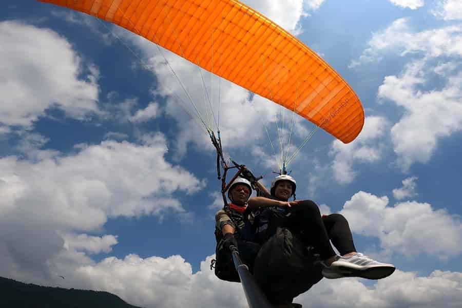 Hanoi Sky Tour: Gleitschirmfliegen. Foto: GetYourGuide