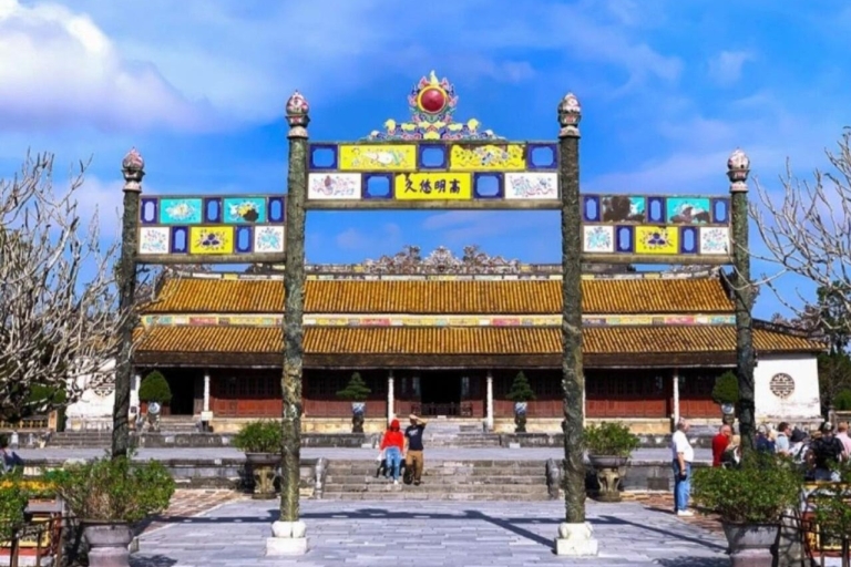 Port de Tien Sa : Ville impériale de Hue et visites en voiture privéeVoiture privée (uniquement chauffeur et transport)