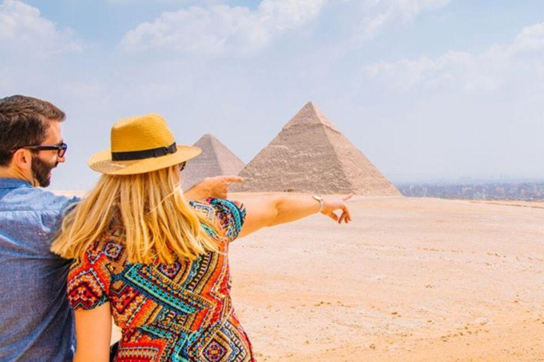 Le Caire : Visite privée à dos de chameau aux pyramides de GizehExcursion privée d'une journée aux pyramides de Gizeh avec promenade à dos de chameau