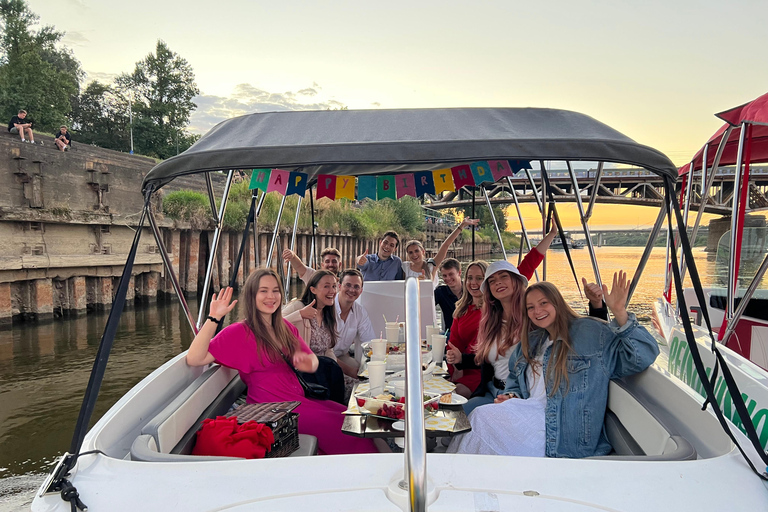 Warschau: Scenic Vistula Cruise met uitzicht op bezienswaardigheden voor 18 personen