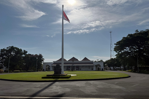 Yogyakarta: Sultan Palace and Water castle Guided Tour Water castle Guided Tour
