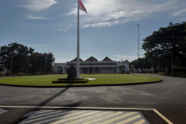 Yogyakarta: Sultan Palace and Water castle Guided Tour Water castle Guided Tour