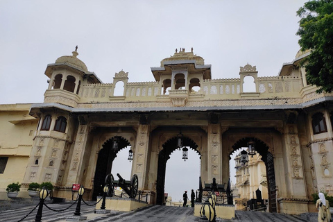 Udaipur Hele of halve dag stadsrondleiding met gidsGids met trefpunt