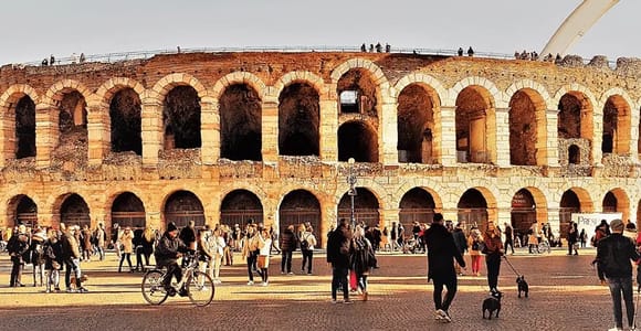 Verona: Historic Sights Walking Tour with Arena Ticket