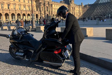 パリ：プライベートバイクタクシー