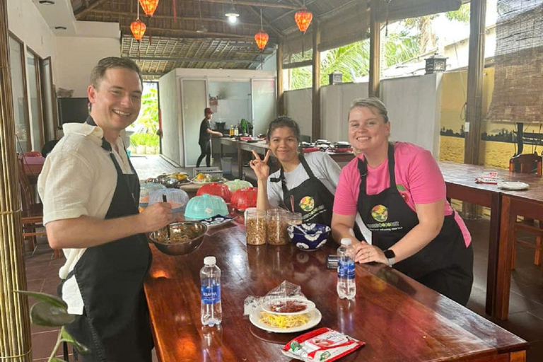 Tour del mercato, giro in barca a cesto e lezione di cucina con HangcoconutCompletamente funzionante