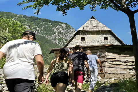 De Tirana: 3 dias de caminhada no lago Koman, Valbona e ThethDe Tirana: excursão de caminhada de 3 dias pelo lago Koman, Valbona e Theth