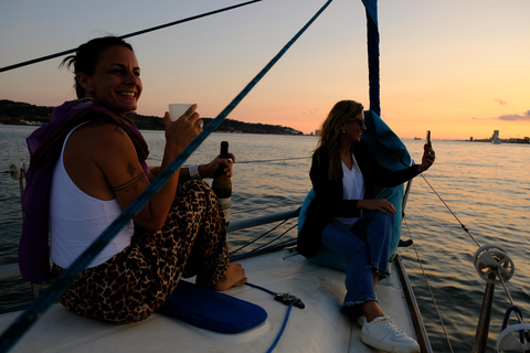Lisboa: Passeio de barco ao pôr do sol com bebidas e petiscosLisboa: Passeio particular de veleiro ao pôr do sol com bebidas e petiscos