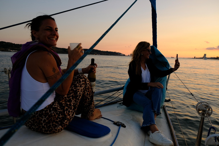 Lisboa: Passeio de barco ao pôr do sol com bebidas e petiscosLisboa: Passeio particular de veleiro ao pôr do sol com bebidas e petiscos