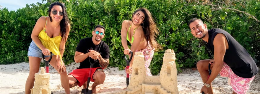 Nassau Bahamas : Activité de sculpture de châteaux de sable sur la plage et pique-nique