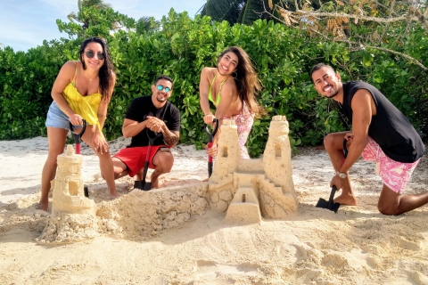 Nassau Bahamas : Activité de sculpture de châteaux de sable sur la plage