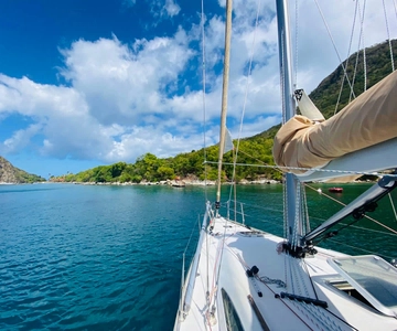 Tour di un giorno in barca a vela e snorkeling a Les Saintes