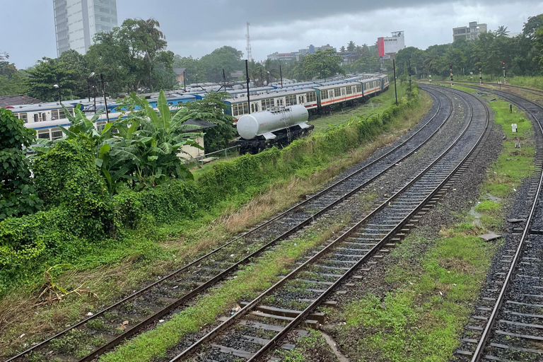 Tour de la ciudad en tuk tuk por Colombo (entradas y comida incluidas)Tour de la ciudad de Colombo en tuk con guía privado (todo incluido)