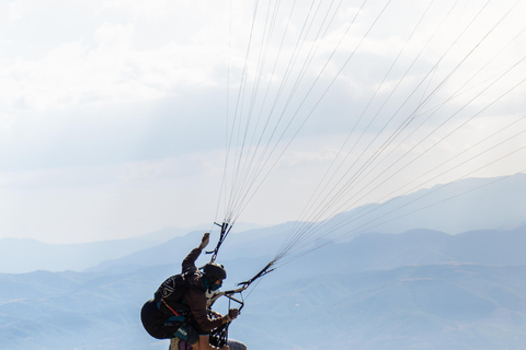 Gleitschirmfliegen über dem Ohridsee