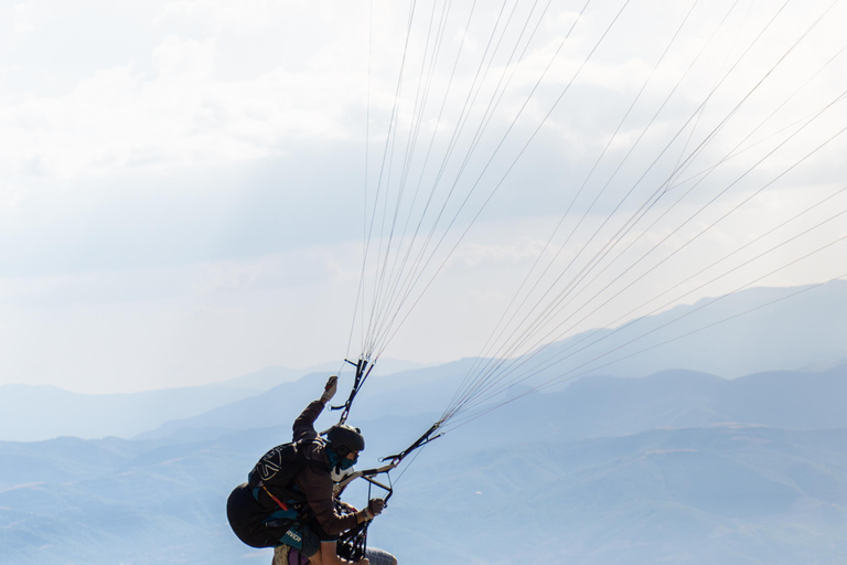 Gleitschirmfliegen über dem Ohridsee