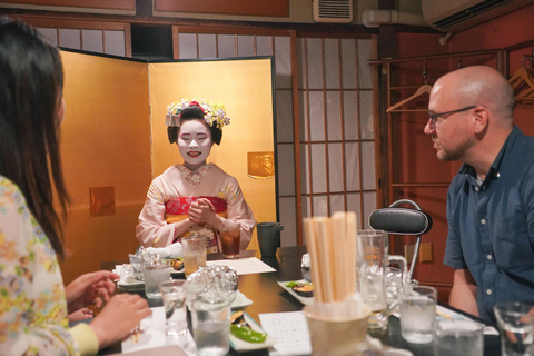 Abendessen mit Maiko in einem traditionellen Restaurant in Kyoto