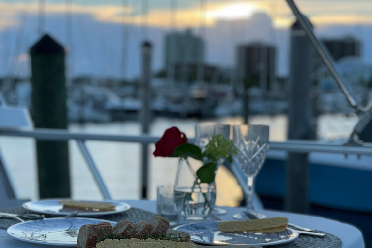 Miami : Dîner-croisière privé pour 2 personnes sur un yacht.