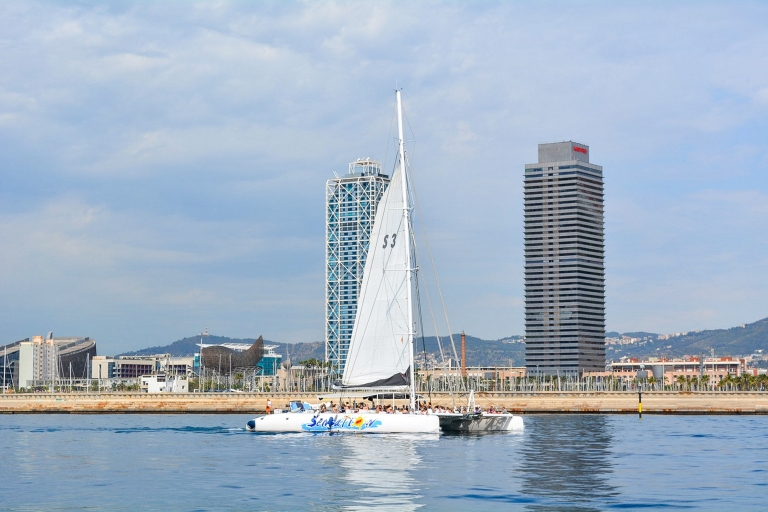 Barcelona: catamaranpartycruise met barbecuemaaltijdBarcelona: partyboottocht van 3 uur met BBQ