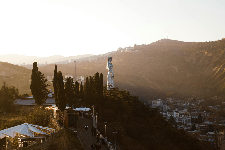 Tbilisi: tour della città storica e moderna con 2 corse in funivia