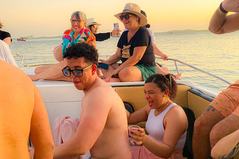 Cartagena: Atardecer en barco en la bahía con música y licor