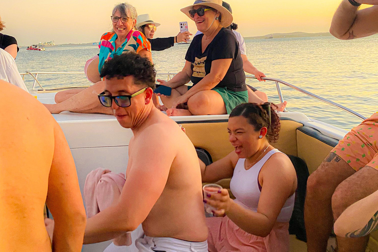 Cartagena: Sunset in boat in the bay with music and liquor