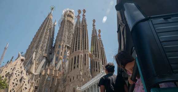 Barcelona: Tuk Tuk Tour and Catamaran Cruise