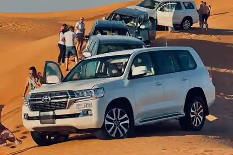 Doha: Sunset Desert Safari Kamelritt und SandBoarding
