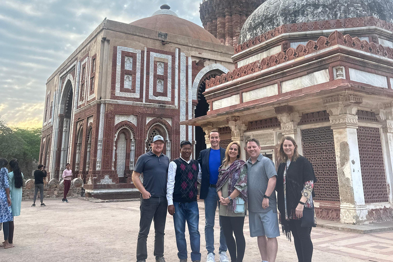 A full-day tour of Old & New Delhi Monument Express Entry