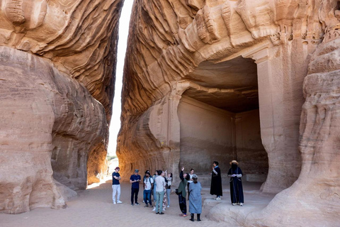 Al-'Ula: Hegra Winter's Edge e spedizione al tramonto nabateoAlUla: Hegra Winter's Edge &amp; Nabataean Sunset Expedition