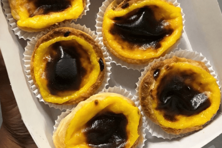 Cours de cuisine Pastel de Nata dans le centre de PortoPorto : Cours de cuisine Pastel de Nata avec vin local