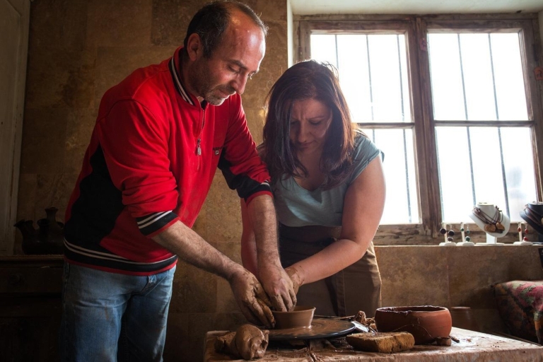 Découvrez l'art de la poterie sous la conduite d'un artiste arménien.
